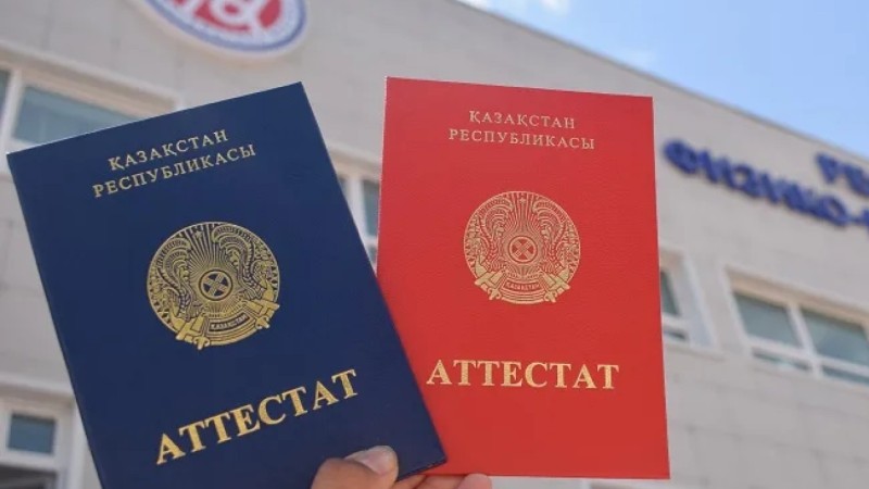 «Директор баласына ұялмай қызыл аттестат әперіп отыр»: ашынған мұғалімнің шындығы желіде тарап кетті