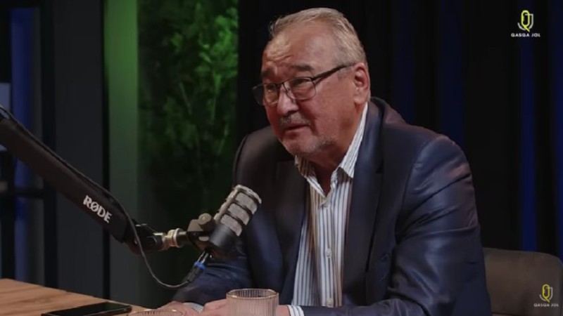 «Баласымен орысша сөйлесетін аналарға жиіркене қараймын» – Нұрлан Өнербаев (видео)