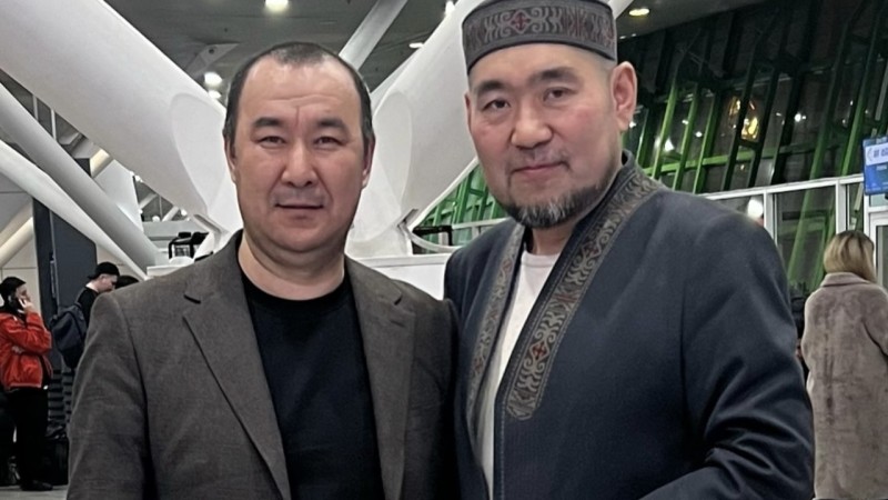 «7 млн теңге жоқ»: айтыскер Айбек Қалиевтің қызы студенттерді қарызға батырған