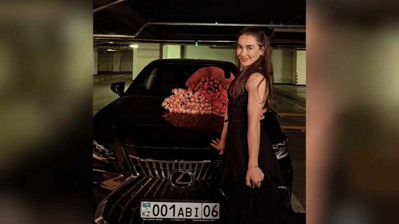 Әбиба Әбужақынова көлігіне жұрт қызығатындай нөмір таққанын көрсетті (фото)