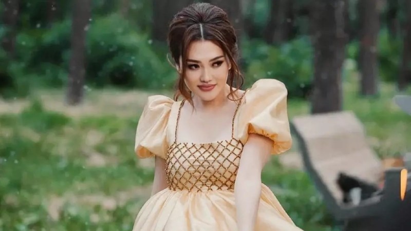 «Мәдениет қайда?»: Ерке Есмахан тыртиған көйлек киіп, сынның астында қалды (ВИДЕО)