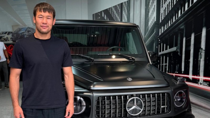 "Құны 200 миллион теңге": Шавкат Рахмонов өзінің қымбат көлігін көрсетіп мақтанды (ФОТО)