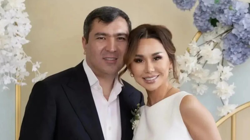 "Мысықтың ұрғашысына ұқсайды": Желіде Динара Сәтжанды тағы сынға алды (ФОТО)