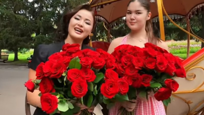 "Өздеріңізді жақсы көріңіздер": Тұрсынбектің әйелі аруларға тегін гүл таратып жүр (ВИДЕО)