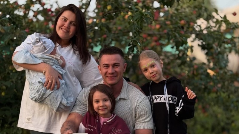 "Махаббатың мені құлатпады": екі аяғынан айрылған азамат өз әйеліне сый жасады (ВИДЕО)