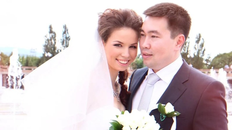 "Басында қарамай қойды": блогер өзінен 15 жас кіші әйелі туралы айтты (ВИДЕО)