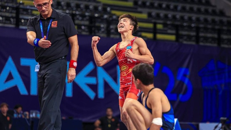 17 жастағы қазақ баласы күрестен әлем чемпионы атанып, тарихи жетістікке жетті (ВИДЕО)