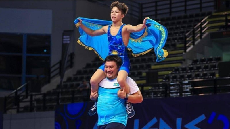 17 жастағы әлем чемпионына ел ағалары бір үйір жылқы сыйға тартты (ВИДЕО)