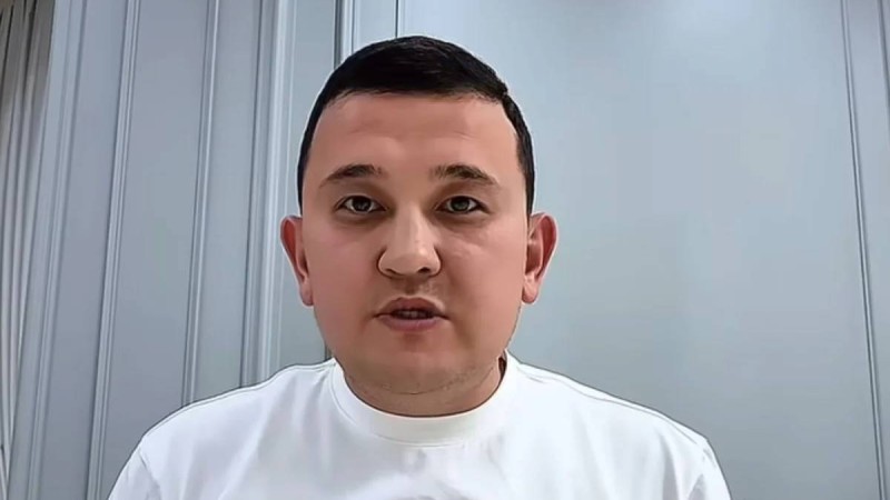 "Біз сенің жаныңдамыз": Елдос Колобок отбасындағы шұғыл хабарды айтты (ВИДЕО)