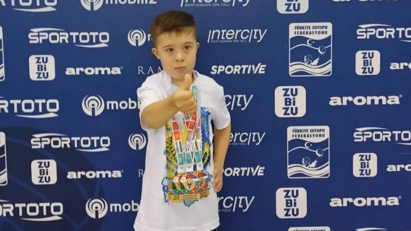 11 жастағы бала қатерлі ісікпен қатар Түркияда үш алтын медаль жеңіп алды