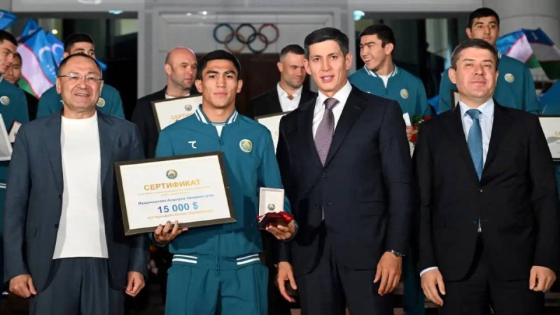 Көлік пен ақша: Әлем чемпионы атанған өзбек боксшыларын қалай марапаттады?