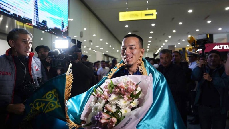 Әлем чемпионы елге оралды: Балуанымызды Астана жұрты күтіп алды (ФОТО)