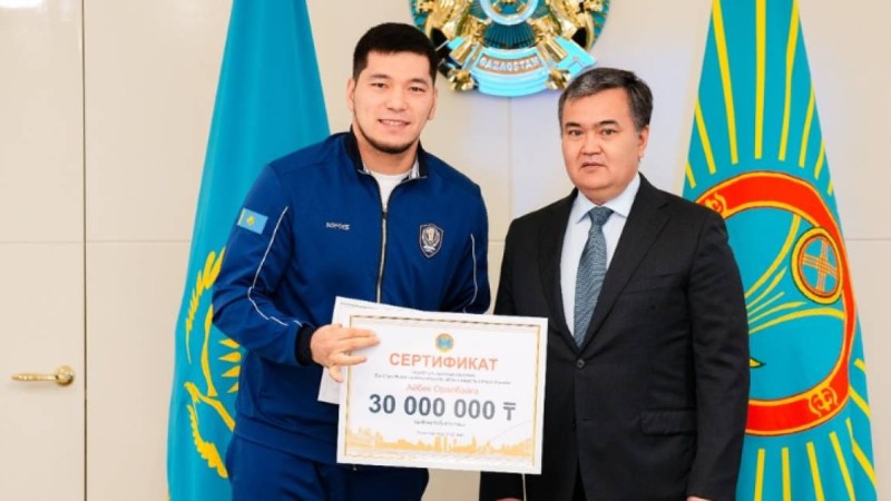 Сүйінші, ағайын! Әлем чемпиондарына 30 млн теңге сыйақы табысталды (ФОТО)