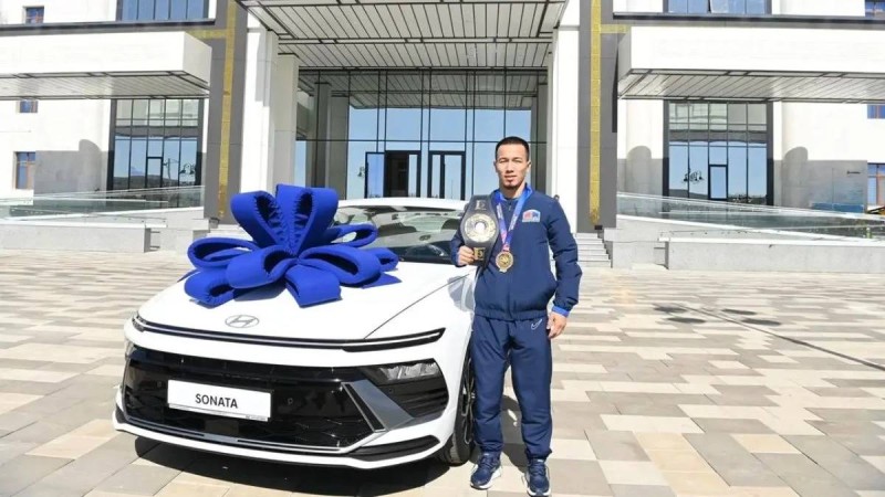 Сүйінші, ағайын! Айдос Сұлтанғалиға пәтер мен көлік кілті табысталды (ВИДЕО)