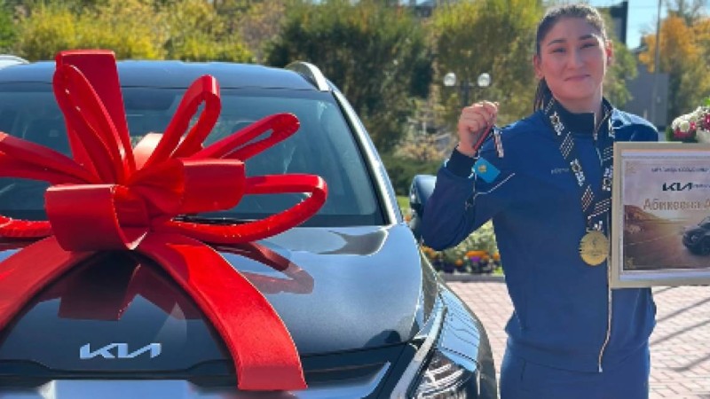 Бокстан екі дүркін әлем чемпионына 20 миллионның көлігі табысталды (ФОТО)