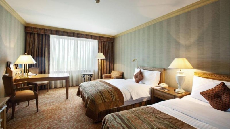 Бүтін бір қонақ үйді жалға алған "Реал" Қазақстанда қанша ақша құртты?