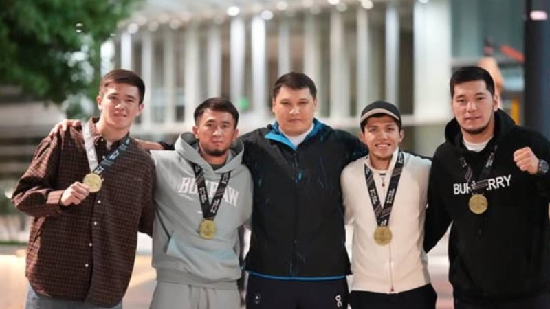 Экс-депутат Руслан Берденов чемпиондармен бірге көзге түсті (ФОТО)