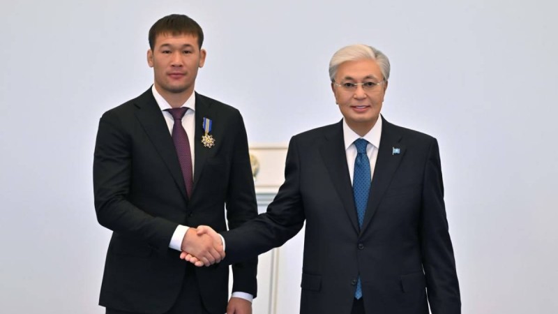 Сүйінші, ағайын! Тоқаев қазақ жауынгері Шавкат Рахмоновты марапаттады