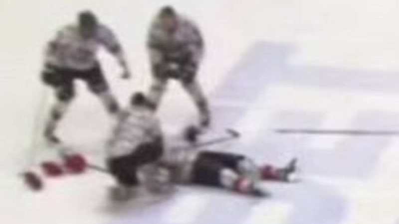 Қаралы хабар! Ойын барысында хоккейші кенеттен есінен танып, қайтыс болды (ВИДЕО)