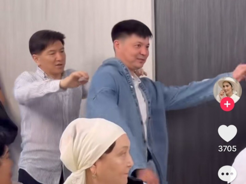 "Сәкен свежий құдасына дженси кит кигізді": әншінің бас тағы да дауға қалды