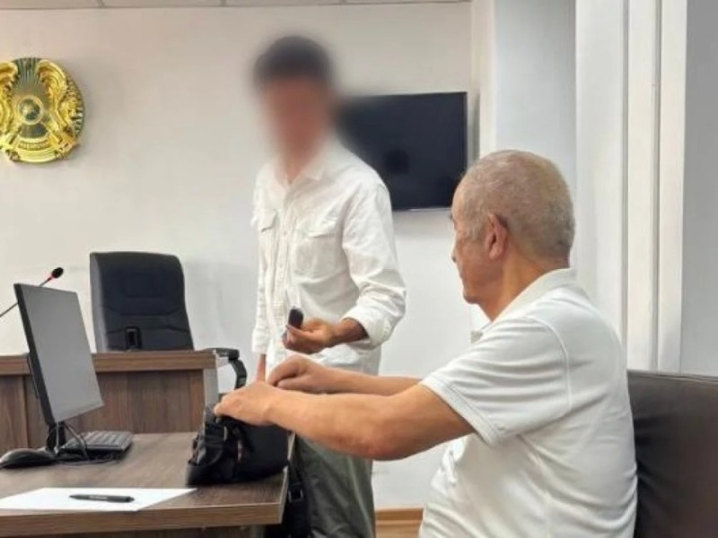 «Көлігінің кілтін қалдырды»: Мұқағалиды балағаттаған блогерді ақынның ұлы кешірді