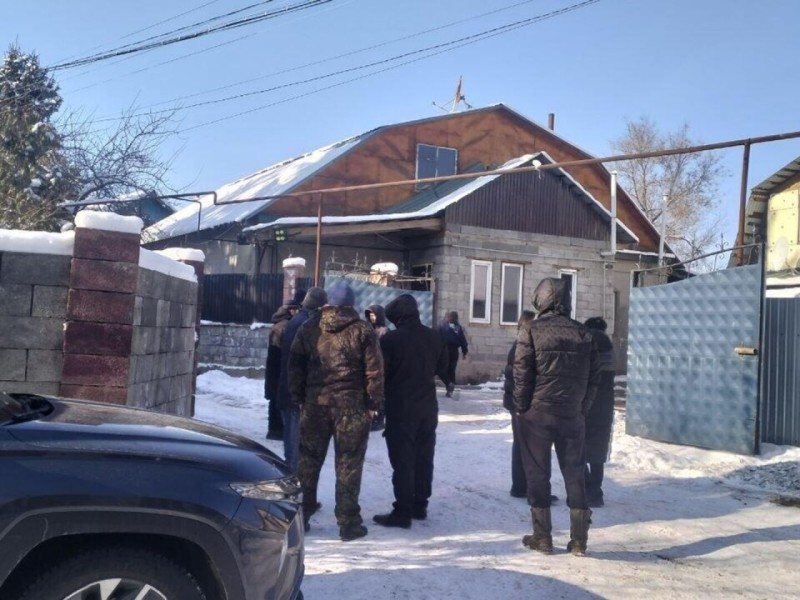 "Қаншама рет кешірім сұрап бардық, сендерді кім шақырды деп кіргізбеді" – сотталушылардың ата-аналары