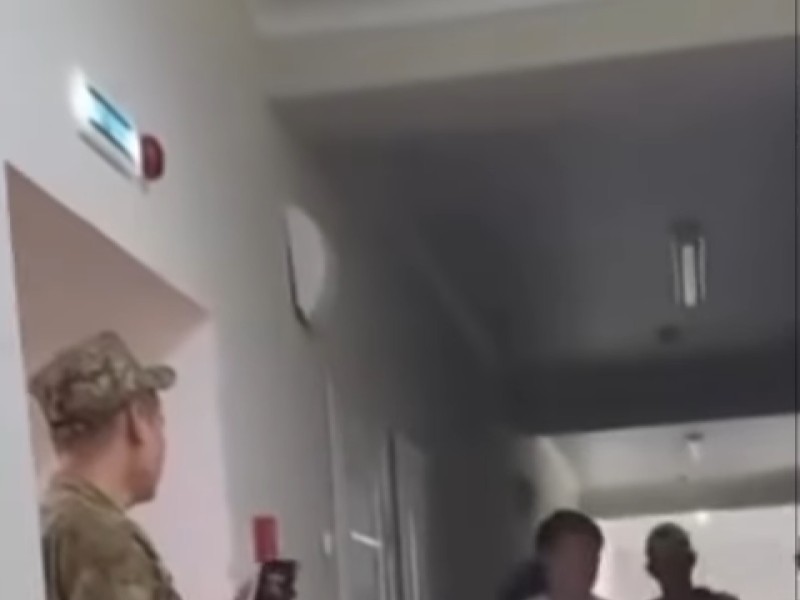 "Қандай сорақылық": Қостанайда студенттерді емтиханнан соң бірден әскерге алып кетіп жатыр (видео)