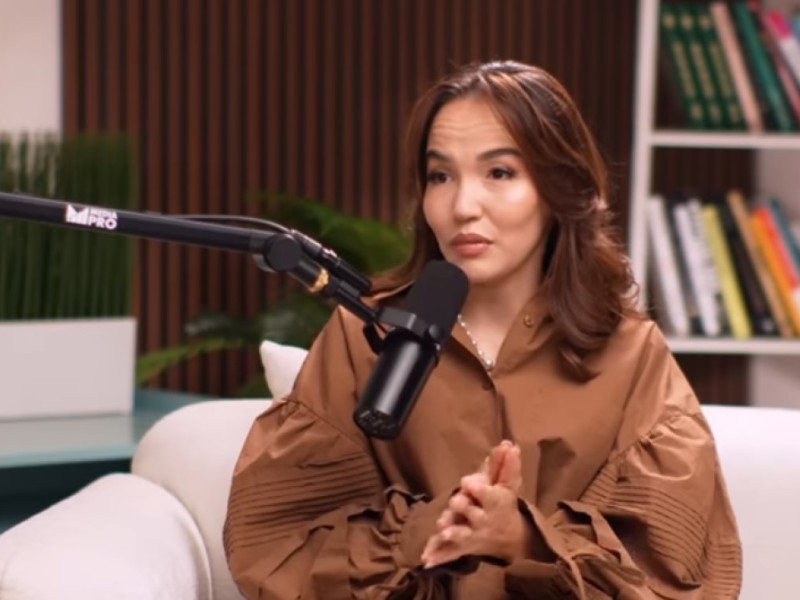 «Түні бойы ата-енем кешірім сұрады»: Зарина Сапар бұрынғы күйеуінің зомбылық әрекеттері туралы ашық айтты