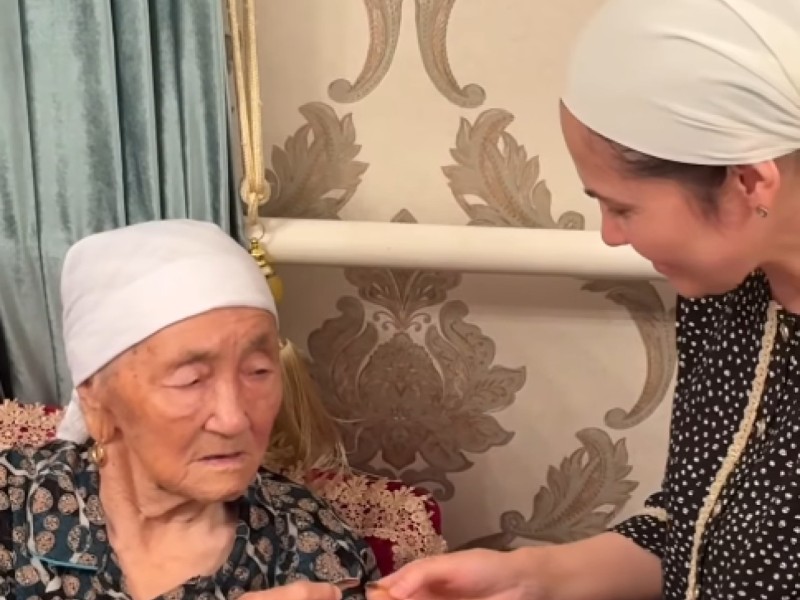 "Жүрек елжіреді": Сәкен Майғазиевтің анасы келінінің қолына білезік тағып, көпшілікті жылатты (видео)