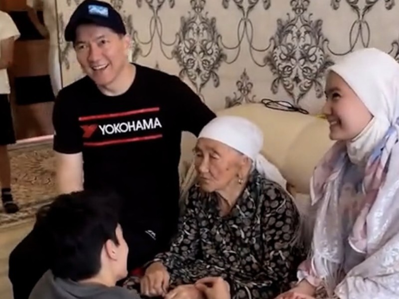 «Келмей жатып төрге шығып алған»: Сәкен Майғазиевтің жас келіні тағы сынға ұшырады