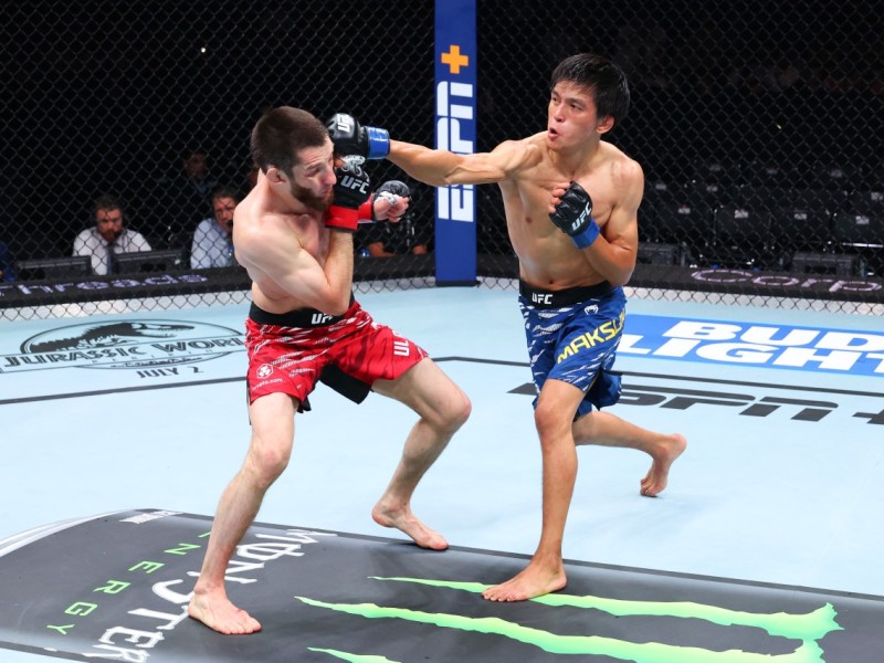 Хабибтің ықпалы ма, әділетсіз төрешілер ме: UFC-дегі қазақ батыры Азат Мақсұмға қиянат жасалды