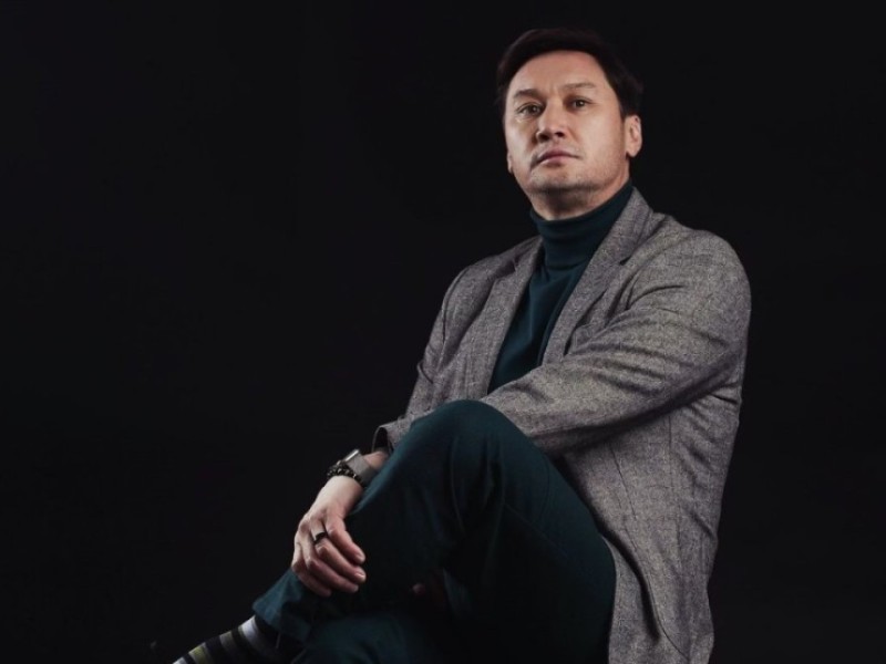 «Әйелі үшін дұға қылатын еркекті көрмедім»: Азамат Сатыбалдының анасы туралы айтқан сөзін жұрт сынады