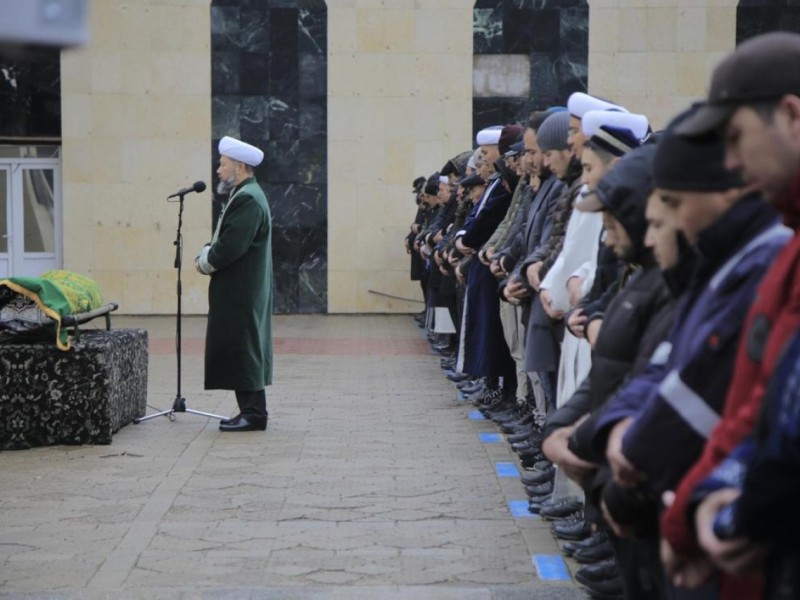 "Имамдар жаназа оқу үшін 100 мың теңге сұрайды": айтыскердің жазбасы қоғамда шу тудырды