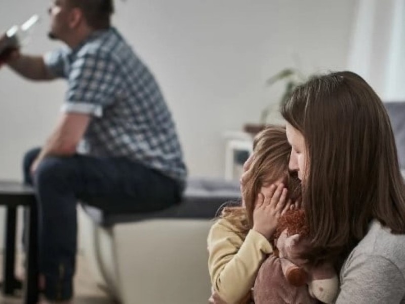 Енем «Балам саған дейін ішпейтін, темекі шекпейтін» деп айта береді: Жас келіннің жанайқайы