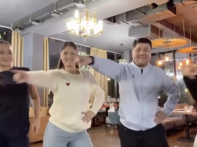 «Басқа отбасыға кетті деп еді ғой?»: Тұрсынбек Қабатов ел алдына шықты (видео)