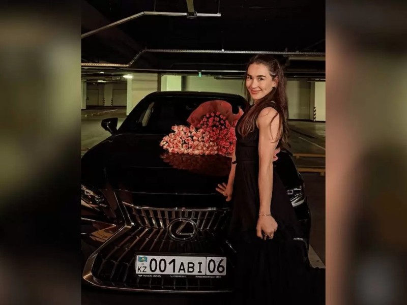 Әбиба Әбужақынова көлігіне жұрт қызығатындай нөмір таққанын көрсетті (фото)