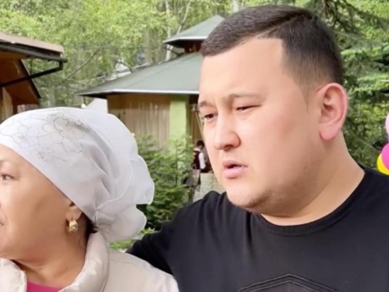 "Детдомға өткізіп жібер" дегендер болған": Елдос "Колобок" анасының неге тұрмыс құрмағанын айтты