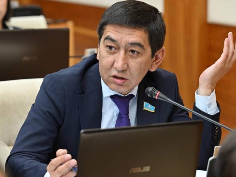 Уәде берген: Ринат Зайытов өз фамилиясынан "-ов" дегенді алып тастады ма?