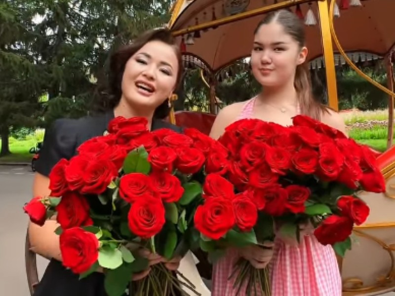 "Өздеріңізді жақсы көріңіздер": Тұрсынбектің әйелі аруларға тегін гүл таратып жүр (ВИДЕО)