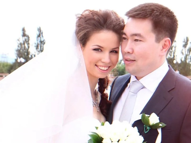 "Басында қарамай қойды": блогер өзінен 15 жас кіші әйелі туралы айтты (ВИДЕО)