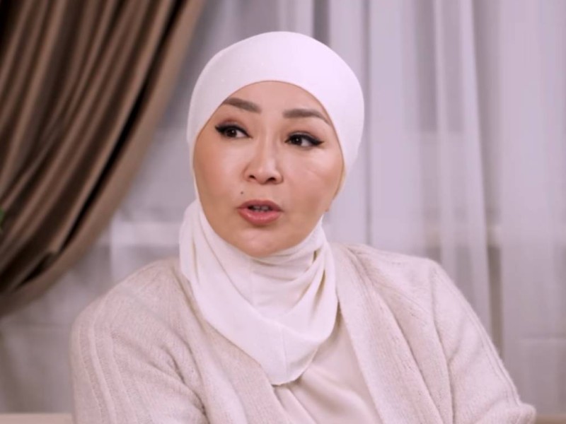 "Алтын, бриллиант, аяқ киім": Айнұр Тұрсынбаева қымбат киімдерін жаппай сатып жатыр (ВИДЕО)