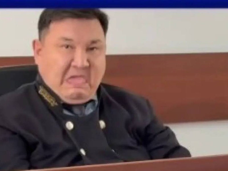 Берденов сотындағы тосын жағдай: Судья журналиске тілін шығарды (ВИДЕО)