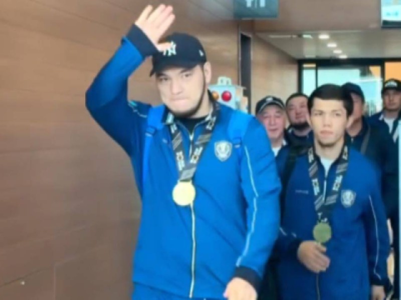Батырларымыз елге оралды: боксшыларымызды ыстық ықыласпен қарсы алды (ВИДЕО)