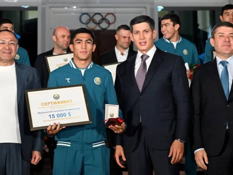Көлік пен ақша: Әлем чемпионы атанған өзбек боксшыларын қалай марапаттады?