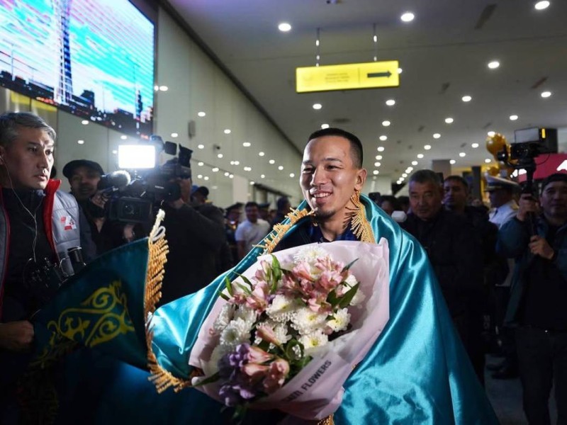 Әлем чемпионы елге оралды: Балуанымызды Астана жұрты күтіп алды (ФОТО)