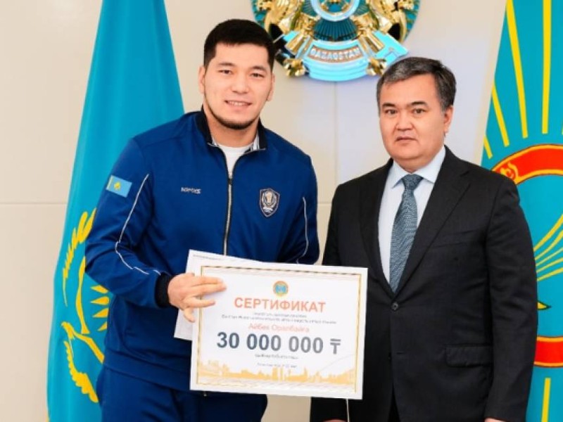 Сүйінші, ағайын! Әлем чемпиондарына 30 млн теңге сыйақы табысталды (ФОТО)