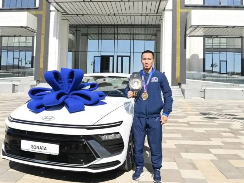 Сүйінші, ағайын! Айдос Сұлтанғалиға пәтер мен көлік кілті табысталды (ВИДЕО)