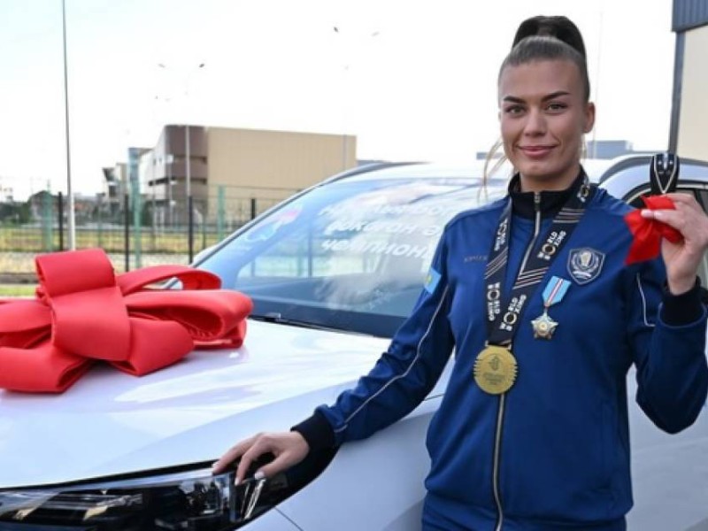 Сүйінші, ағайын! Тағы бір әлем чемпионына көлік кілті табысталды (ФОТО)