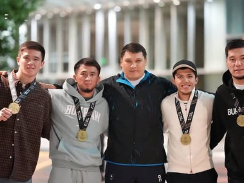 Экс-депутат Руслан Берденов чемпиондармен бірге көзге түсті (ФОТО)