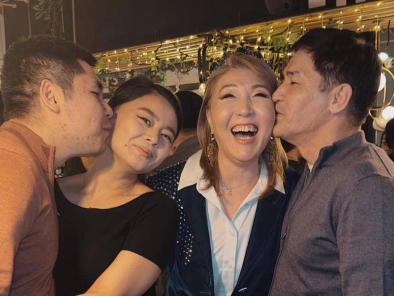 "33 жылда жолдасым "мен сені сүйемін" деп айтпапты" – Жеңіс Ысқақова (ВИДЕО)